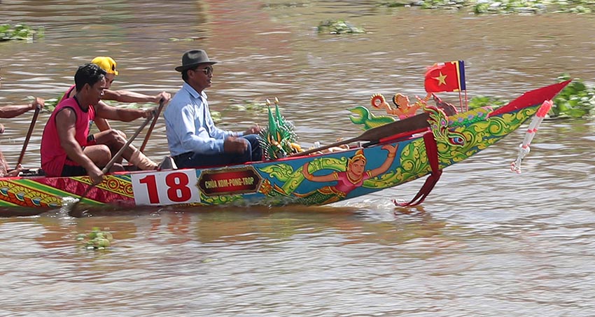 Mũi ghe ngo Khmer chạm khắc Rồng/Naga rực rỡ, biểu tượng cho nghệ thuật tâm linh và sức mạnh của cộng đồng - 13