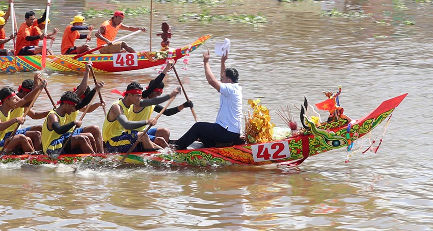 Mũi ghe ngo Khmer chạm khắc Rồng/Naga rực rỡ, biểu tượng cho nghệ thuật tâm linh và sức mạnh của cộng đồng - 14
