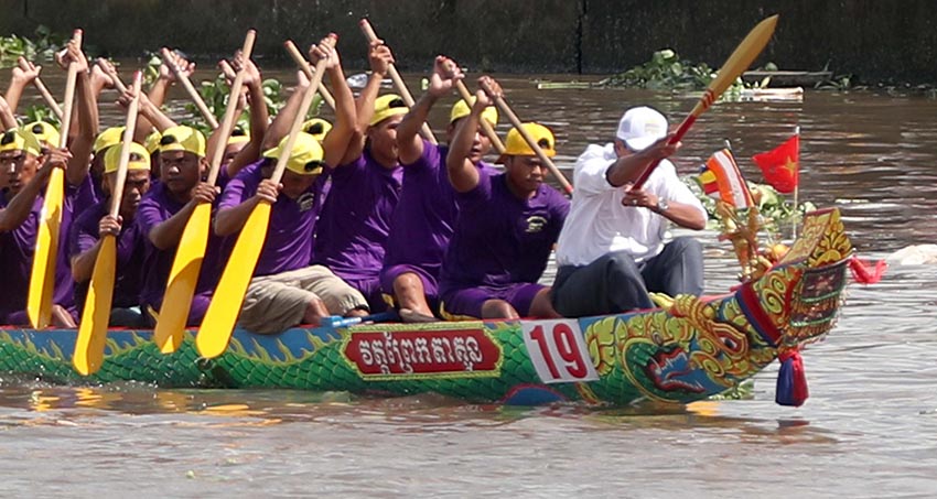 Mũi ghe ngo Khmer chạm khắc Rồng/Naga rực rỡ, biểu tượng cho nghệ thuật tâm linh và sức mạnh của cộng đồng - 15