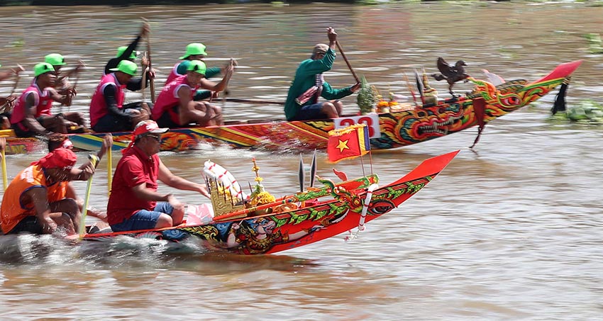 Mũi ghe ngo Khmer chạm khắc Rồng/Naga rực rỡ, biểu tượng cho nghệ thuật tâm linh và sức mạnh của cộng đồng - 3
