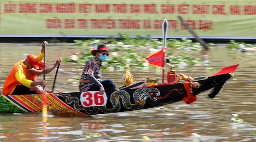 Mũi ghe ngo Khmer chạm khắc Rồng/Naga rực rỡ, biểu tượng cho nghệ thuật tâm linh và sức mạnh của cộng đồng - 4