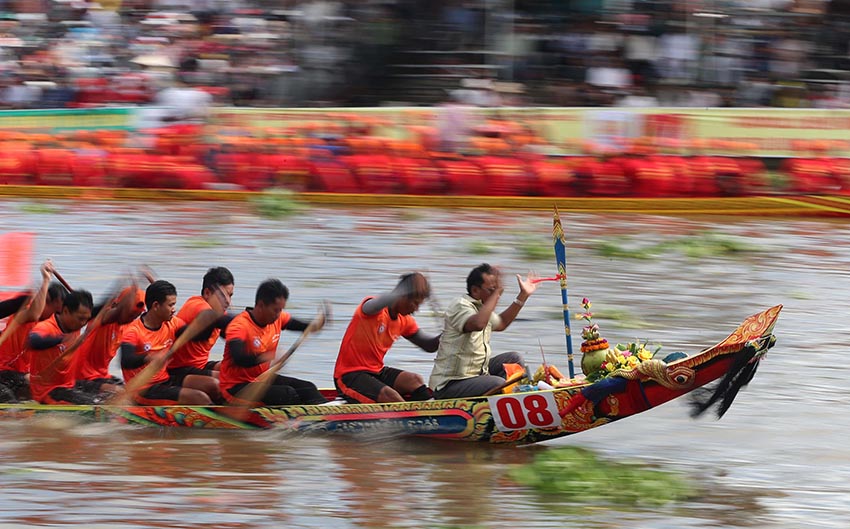 Mũi ghe ngo Khmer chạm khắc Rồng/Naga rực rỡ, biểu tượng cho nghệ thuật tâm linh và sức mạnh của cộng đồng - 6