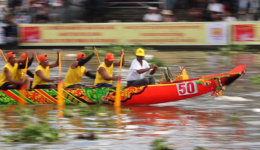 Mũi ghe ngo Khmer chạm khắc Rồng/Naga rực rỡ, biểu tượng cho nghệ thuật tâm linh và sức mạnh của cộng đồng - 7