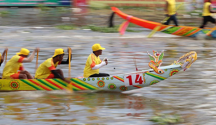 Mũi ghe ngo Khmer chạm khắc Rồng/Naga rực rỡ, biểu tượng cho nghệ thuật tâm linh và sức mạnh của cộng đồng - 8