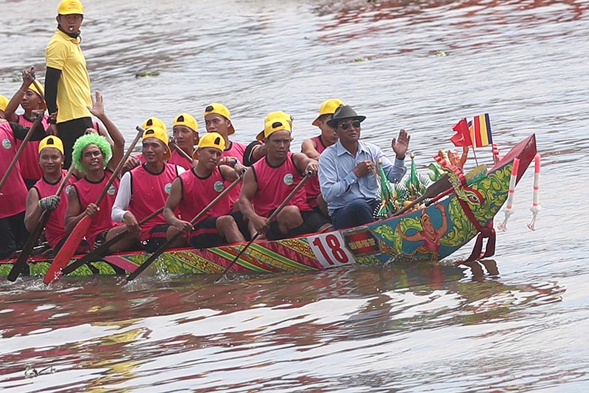 Mũi ghe ngo Khmer chạm khắc Rồng/Naga rực rỡ, biểu tượng cho nghệ thuật tâm linh và sức mạnh của cộng đồng - 9