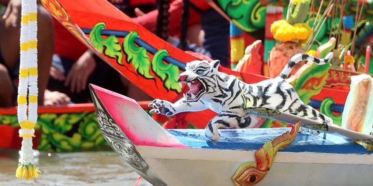 Mũi ghe ngo Khmer chạm khắc Rồng/Naga rực rỡ, biểu tượng cho nghệ thuật tâm linh và sức mạnh của cộng đồng - 10