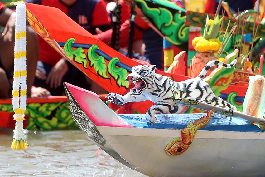 Mũi ghe ngo Khmer chạm khắc Rồng/Naga rực rỡ, biểu tượng cho nghệ thuật tâm linh và sức mạnh của cộng đồng - 10