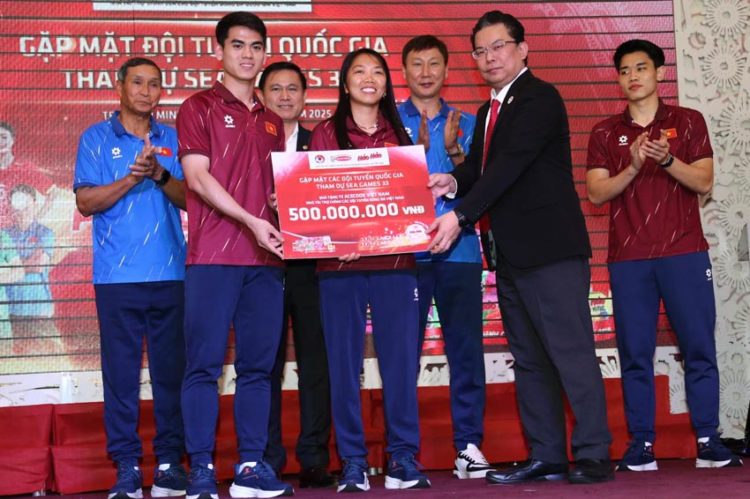 Nghĩa cử đẹp của các chiến binh sao vàng trước ngày lên đường - 2