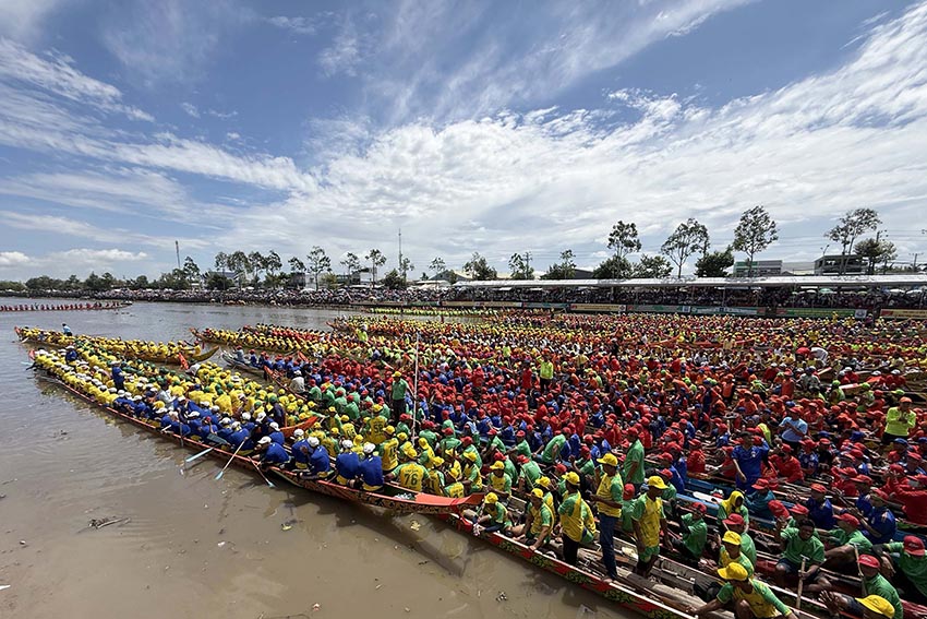 Sức sống mãnh liệt lễ hội Óoc Om Bóc, dậy sóng Maspéro - Đua ghe ngo Khmer - 1