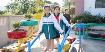 Đại diện Toyota Việt Nam và học sinh Trường Tiểu học Ngọc Thanh B trồng cây trong lễ khởi động chương trình “Toyota chung tay xanh hóa học đường” 2025 tại Phú Thọ