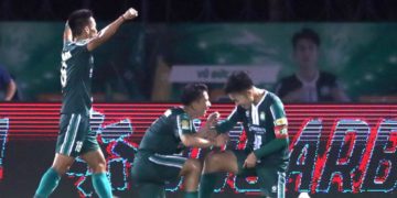 Trường Tươi Đồng Nai thắng Hồng Lĩnh Hà Tĩnh 2-0 dù HLV Việt Thắng nhận thẻ đỏ cuối trận - 1