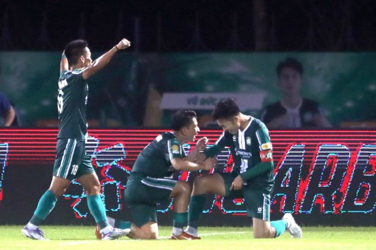 Trường Tươi Đồng Nai thắng Hồng Lĩnh Hà Tĩnh 2-0 dù HLV Việt Thắng nhận thẻ đỏ cuối trận - 1