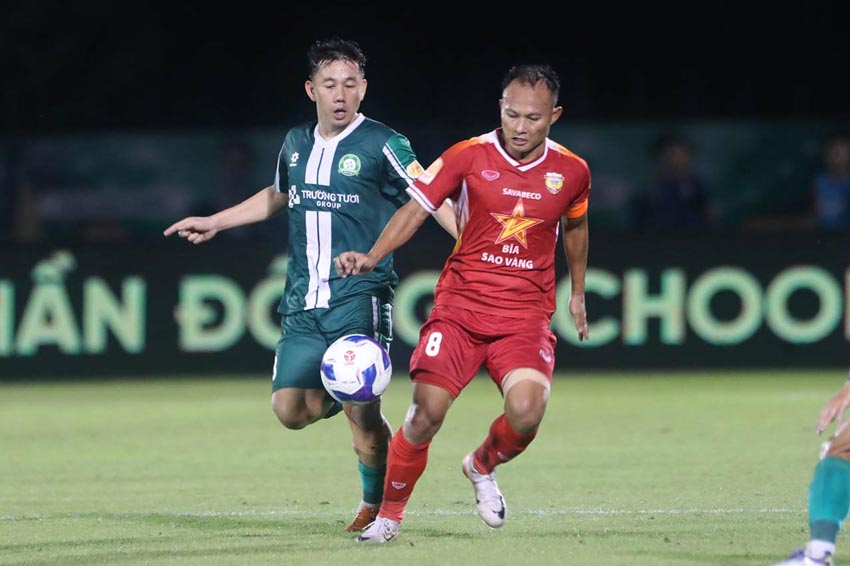 Trường Tươi Đồng Nai thắng Hồng Lĩnh Hà Tĩnh 2-0 dù HLV Việt Thắng nhận thẻ đỏ cuối trận - 2