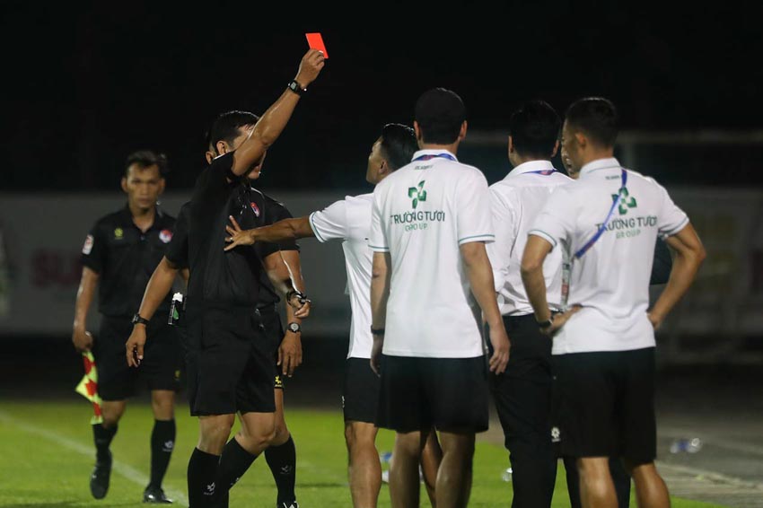 Trường Tươi Đồng Nai thắng Hồng Lĩnh Hà Tĩnh 2-0 dù HLV Việt Thắng nhận thẻ đỏ cuối trận - 4