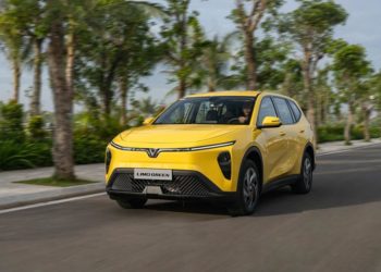 Người dùng trải nghiệm xe điện VinFast tại showroom trong tháng 10/2025