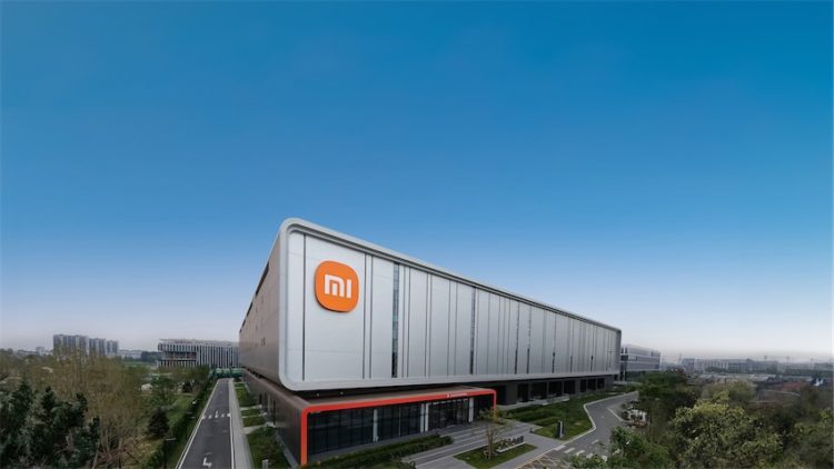 Đại diện Xiaomi giới thiệu dòng smartphone Xiaomi 15T Series tại sự kiện ra mắt tại Việt Nam.
