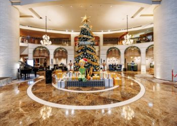 Sofiel Saigon Plaza thắp sáng cây thông giáng sinh 2025