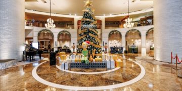 Sofiel Saigon Plaza thắp sáng cây thông giáng sinh 2025