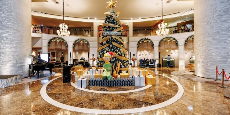 Sofiel Saigon Plaza thắp sáng cây thông giáng sinh 2025