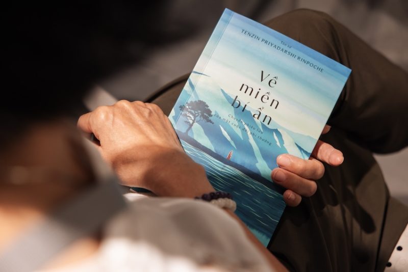 Về miền bí ẩn - Hồi ký Tôn sư Tenzin Priyadarshi Rinpoche