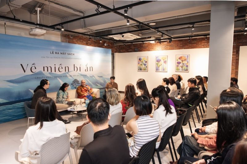 Hồi ký Về miền bí ẩn của tôn sư Tenzin