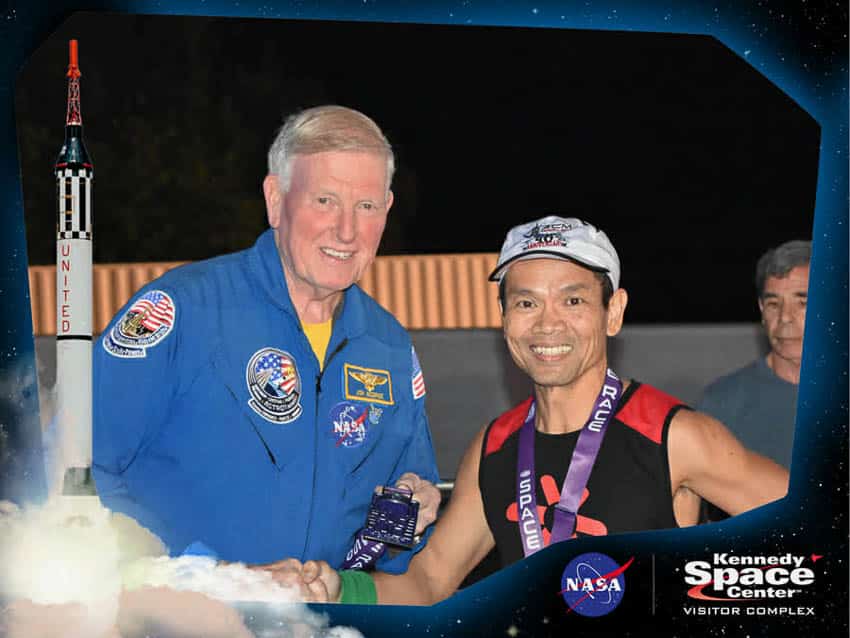 Bruce Vũ trong một giải chạy tại Trung tâm Vũ trụ Kennedy