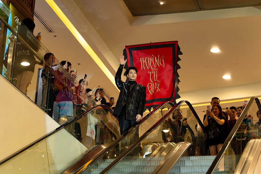 Anh Tú Atus và Lương Thế Thành trên thảm đỏ buổi công chiếu phim Hoàng Tử Quỷ. -