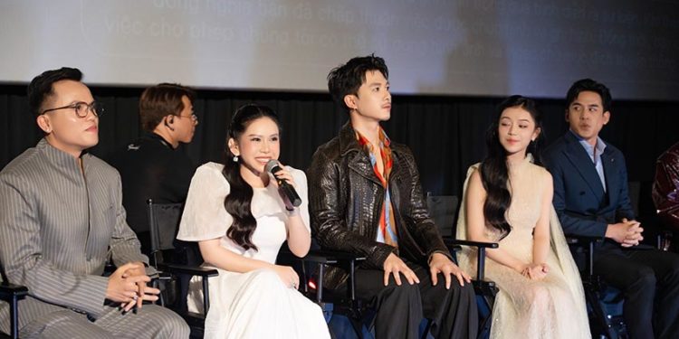 Anh Tú Atus và Lương Thế Thành trên thảm đỏ buổi công chiếu phim Hoàng Tử Quỷ. - 1