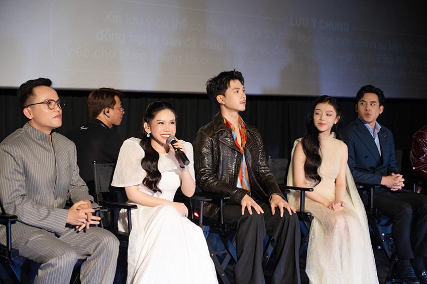 Anh Tú Atus và Lương Thế Thành trên thảm đỏ buổi công chiếu phim Hoàng Tử Quỷ. - 1