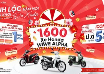 Khách hàng nhận xe máy Honda mới trong không khí trang trí Tết rực rỡ tại HEAD