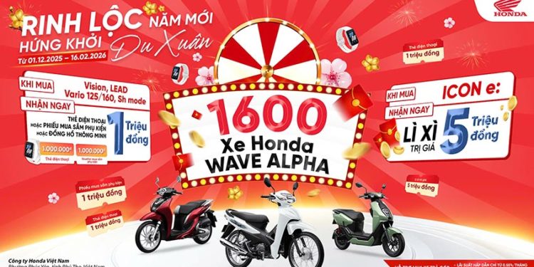 Khách hàng nhận xe máy Honda mới trong không khí trang trí Tết rực rỡ tại HEAD