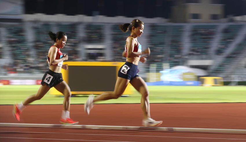 Điền kinh Việt Nam phá kỷ lục 4x400m hỗn hợp, Nguyễn Thị Oanh thống trị đường đua 5.000m - 1