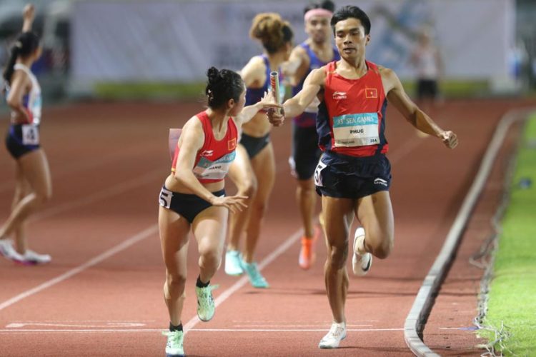 Điền kinh Việt Nam phá kỷ lục 4x400m hỗn hợp, Nguyễn Thị Oanh thống trị đường đua 5.000m - 3