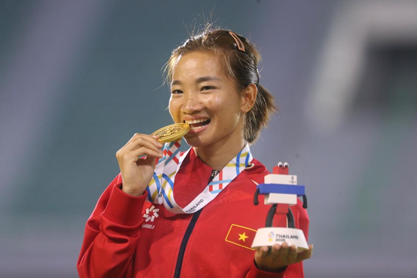 Điền kinh Việt Nam phá kỷ lục 4x400m hỗn hợp, Nguyễn Thị Oanh thống trị đường đua 5.000m - 5