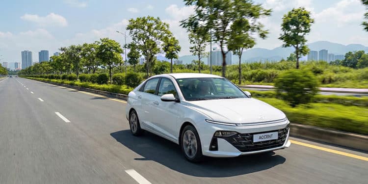 Khách hàng tham quan và mua xe Hyundai Creta, Tucson tại showroom Hyundai Thành Công cuối năm 2025