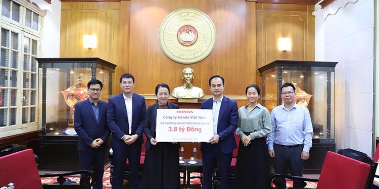Đại diện Honda Việt Nam trao 3,8 tỷ đồng ủng hộ người dân vùng lũ thông qua Ủy ban Trung ương Mặt trận Tổ quốc Việt Nam