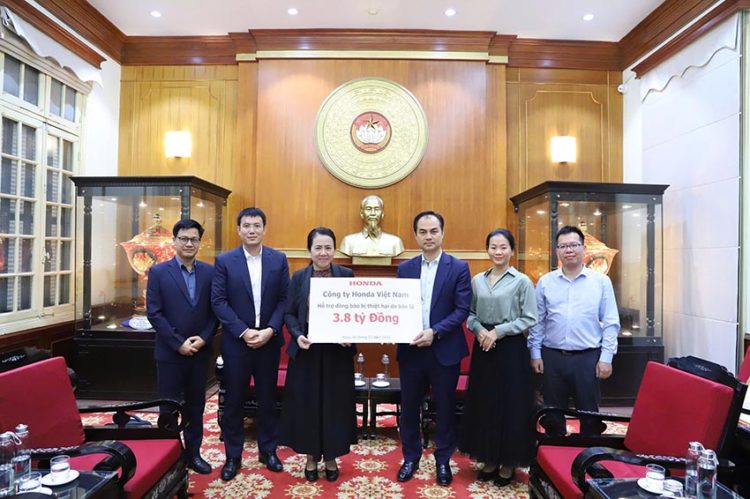 Đại diện Honda Việt Nam trao 3,8 tỷ đồng ủng hộ người dân vùng lũ thông qua Ủy ban Trung ương Mặt trận Tổ quốc Việt Nam