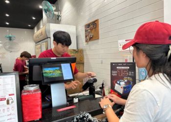 Khách hàng thực hiện thanh toán không tiếp xúc tại quầy bằng thẻ NAPAS hoặc Mastercard