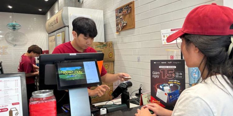 Khách hàng thực hiện thanh toán không tiếp xúc tại quầy bằng thẻ NAPAS hoặc Mastercard