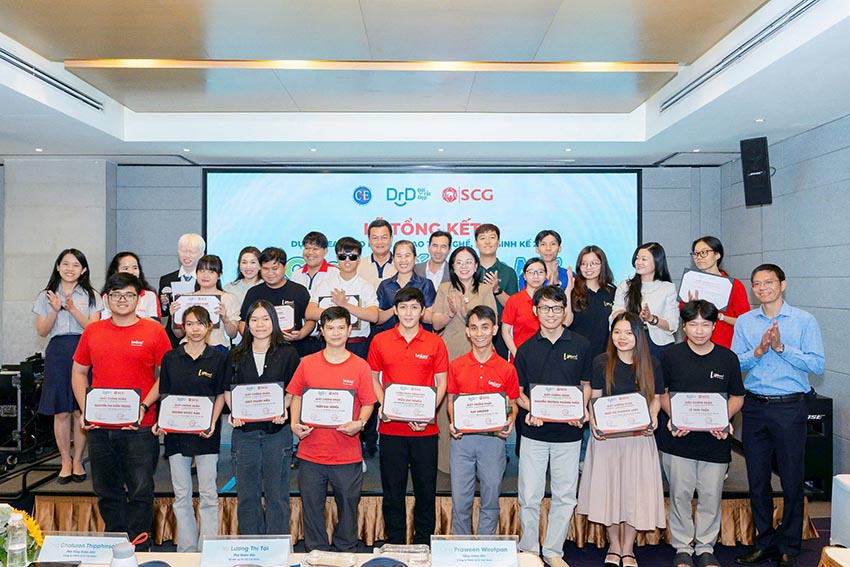 Đại diện SCG trao giấy chứng nhận cho học viên dự án Learn to Earn 2025 tại lễ tổng kết “Chạm Đến Ước Mơ” - 1