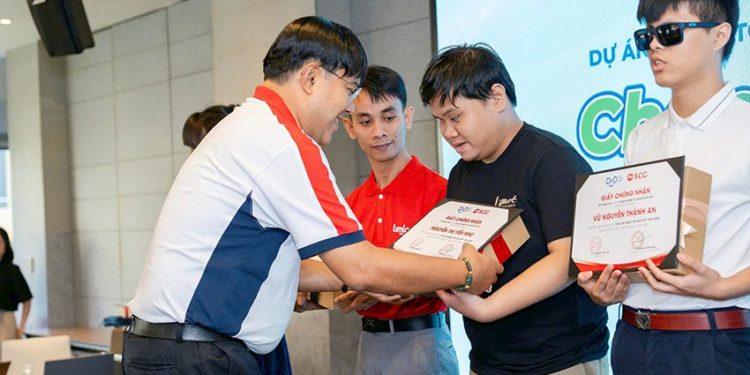 Đại diện SCG trao giấy chứng nhận cho học viên dự án Learn to Earn 2025 tại lễ tổng kết “Chạm Đến Ước Mơ” - 2