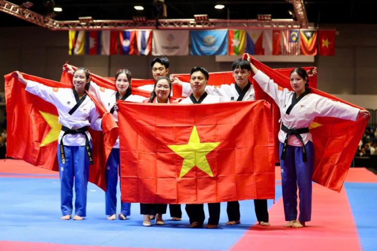 Taekwondo và Bơi lội có Vàng ngày đầu tiên - 1
