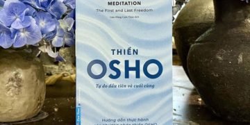 Người ngồi tĩnh lặng bên cửa sổ, ánh sáng mềm chiếu vào, gợi sự bình yên và tỉnh thức - 1