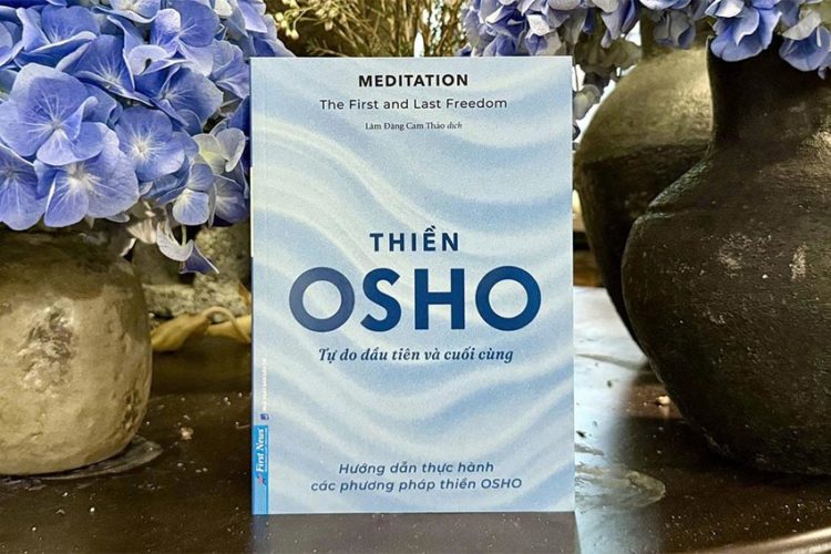 Người ngồi tĩnh lặng bên cửa sổ, ánh sáng mềm chiếu vào, gợi sự bình yên và tỉnh thức - 1