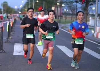 Tiền Phong Half Marathon 2025: Dấu Ấn "Hành Trình Xanh" đầy cảm xúc tại TP.HCM - 1