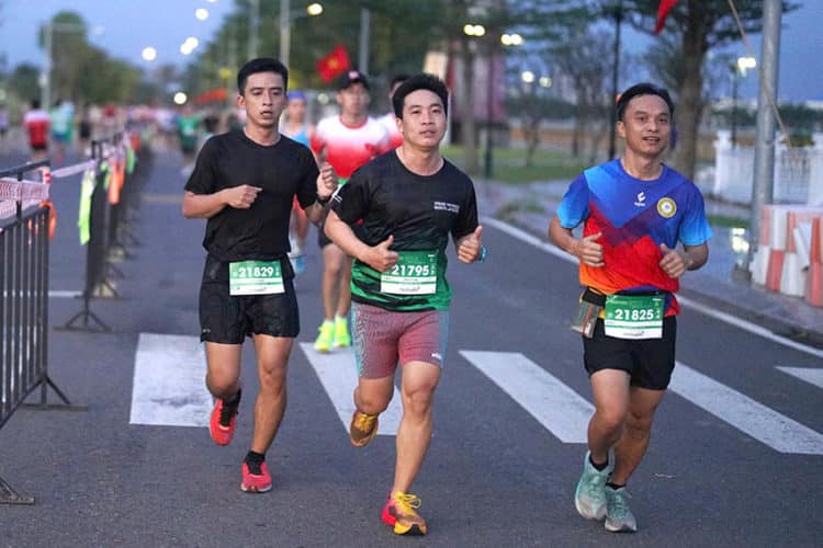 Tiền Phong Half Marathon 2025: Dấu Ấn "Hành Trình Xanh" đầy cảm xúc tại TP.HCM - 1