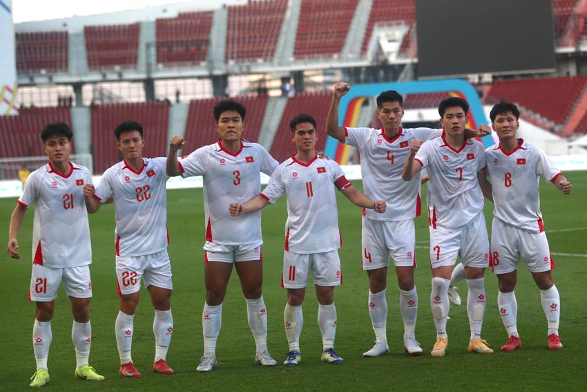 U22 Việt Nam nhọc nhằn thắng Lào 2-1, Đình Bắc lập cú đúp - 2