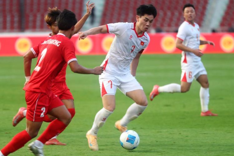 U22 Việt Nam nhọc nhằn thắng Lào 2-1, Đình Bắc lập cú đúp - 4