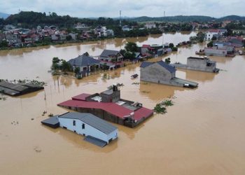 Người dân miền Trung đi lại trong vùng ngập sâu sau trận lũ lớn - 2