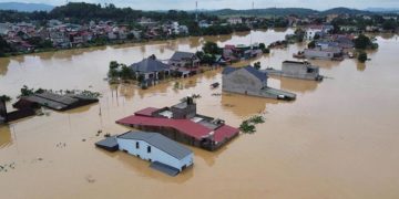 Người dân miền Trung đi lại trong vùng ngập sâu sau trận lũ lớn - 2